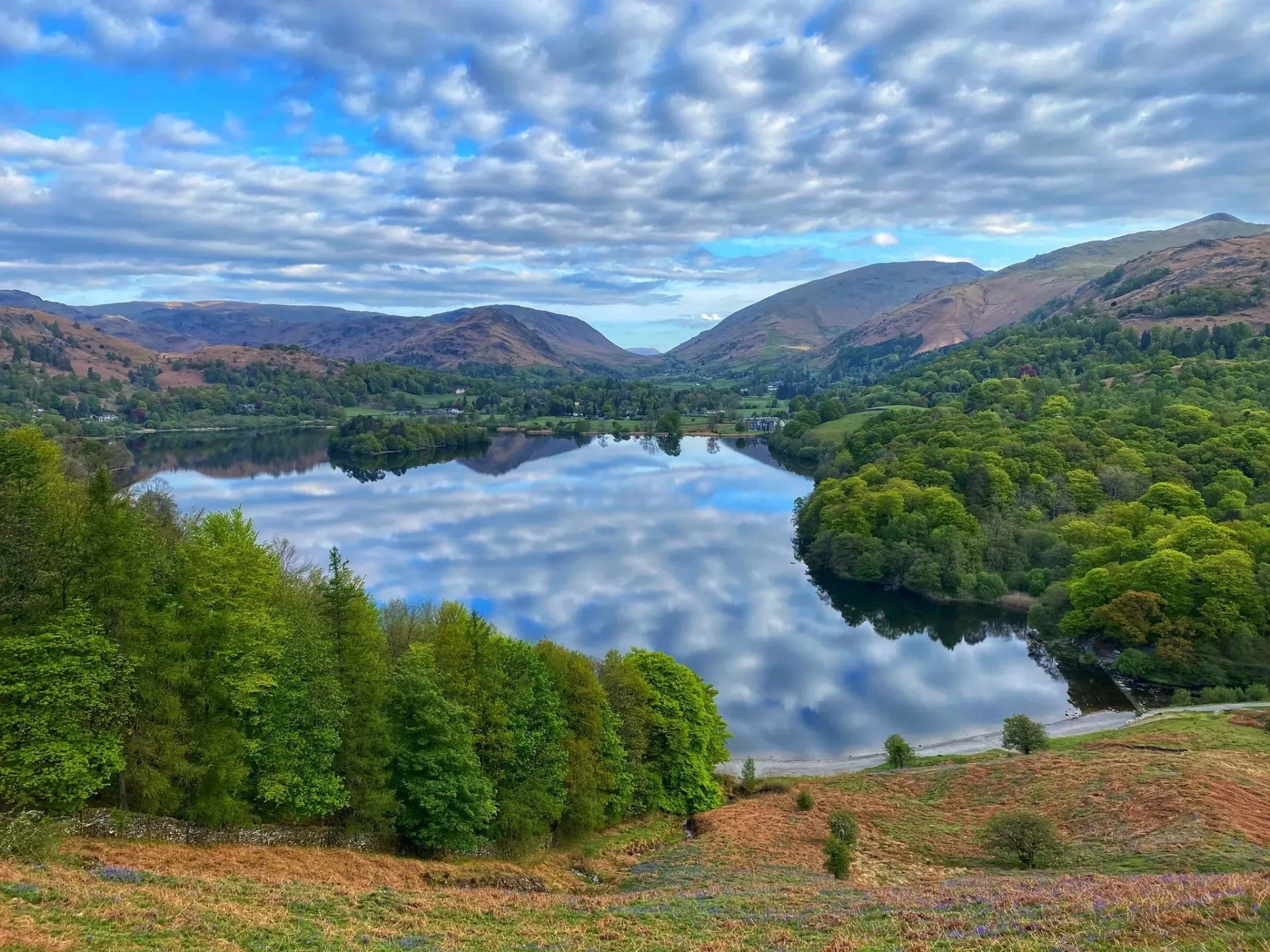 lake surrounded by montains and trees